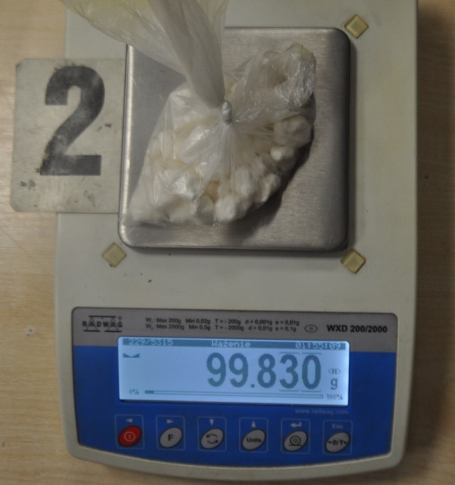 Policjanci podczas przeszukania samochodu opocznianina ujawnili i zabezpieczyli 117 gramów środków odurzających oraz ponad 105 gram substancji psychotropowej.