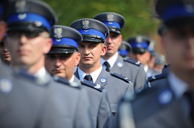 Poznańscy policjanci w siedzibie Komendy Miejskiej Policji w Poznaniu odebrali w piątek awanse, odznaczenia i nagrody. A wszystko z okazji Święta Policji. 

Uhonorowani też zostali najlepsi dzielnicowi: Błażej Szubstarski z komisariatu Poznań Grunwald oraz Łukasz Wójcicki z komisariatu w Swarzędzu. 

Zobaczcie więcej zdjęć z uroczystości