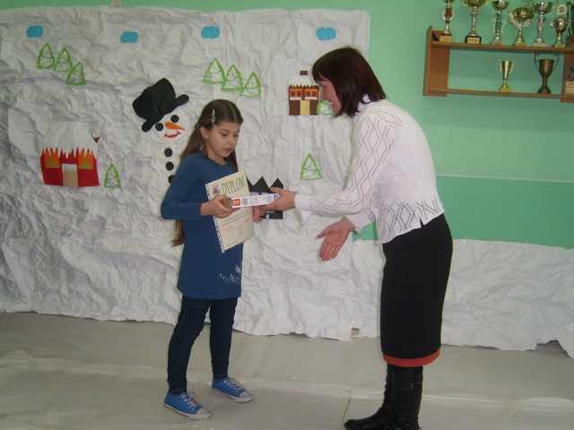 Nagrody wręczyła dyrektor Szkoły Podstawowej im. Powstańców Ziemi Opalenickiej w Urbanowie, Małgorzata Dudek