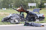 Tragedia na drodze pod Wrocławiem. Mercedes zmiażdżony przez ciężarówkę