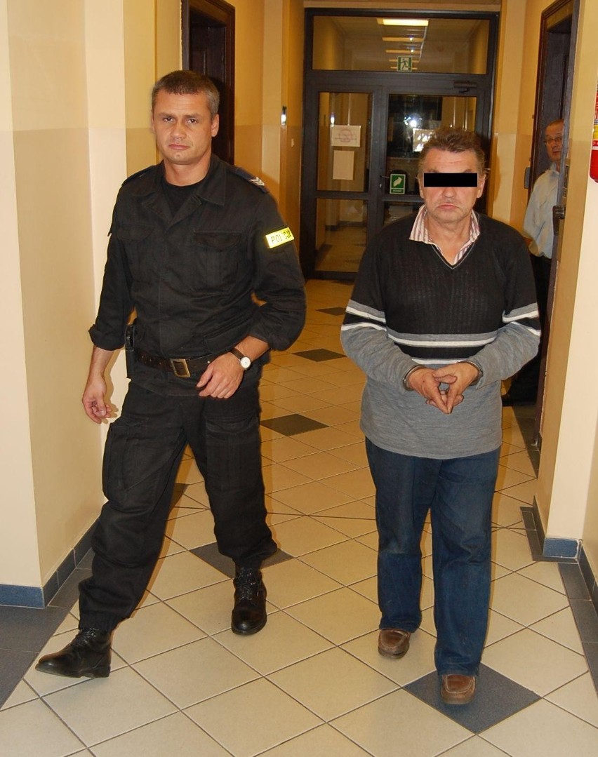 KRÓTKO: Tarnogórscy policjanci zatrzymali mężczyznę okradającego nagrobki