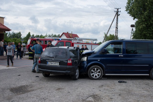 Wypadek w Niwnej (gmina Rawa Mazowiecka) wydarzył się we wtorek, 13 czerwca, około godziny 17. Jeden z kierowców został odwieziony do szpitala.