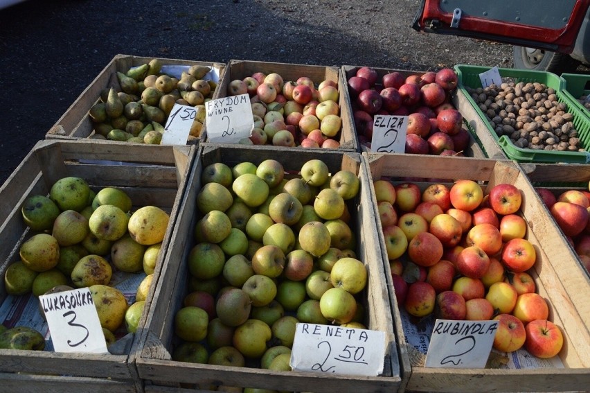 Duży wybór warzyw i owoców na targu w Stalowej Woli. Zobacz zdjęcia i ceny