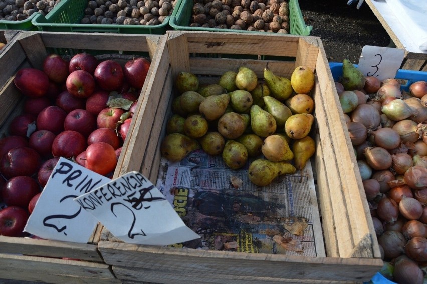 Duży wybór warzyw i owoców na targu w Stalowej Woli. Zobacz zdjęcia i ceny