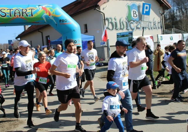 Start Biegu Tropem Wilczym w Bibicach w gminie Zielonki