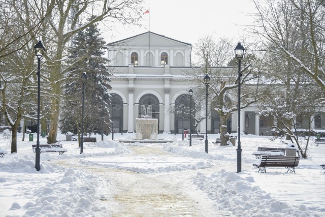 Zima namalowała przepiękne krajobrazy w parku zdrojowym w Busku. Niewiele osób podziwia je na żywo. Sanatoria są zamknięte ze względu na pandemię i część uzdrowiskowa miasta wygląda jak wymarła. Jednak zimowa aura naprawdę robi niesamowite wrażenie.

Więcej zimy w Busku na kolejnych slajdach>>>