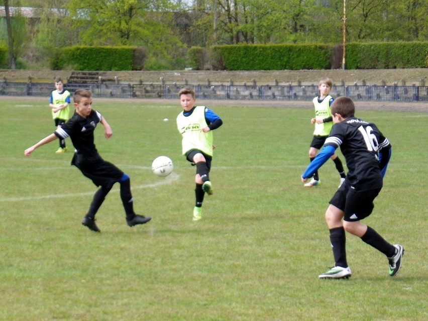 Piłka nożna: derby Piły młodzików dla Football Academy. Zobacz zdjęcia