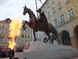 Rockowe odsłonięcie pomnika w Opolu. Kazimierz I Opolski z brązu stanął na rynku [zdjęcia, wideo]