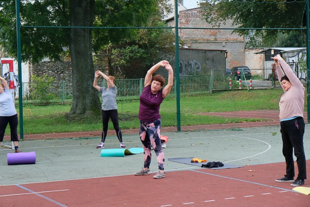 W ramach Tygodnia Seniora w Żarach chętni mogli poćwiczyć pilates na świeżym powietrzu.