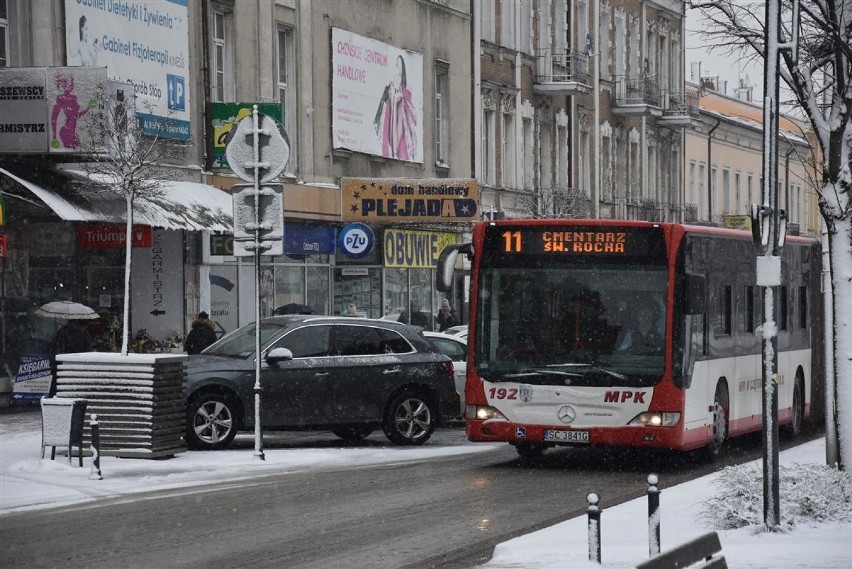 W Częstochowie sypnęło śniegiem. Drogi są na razie drożne....