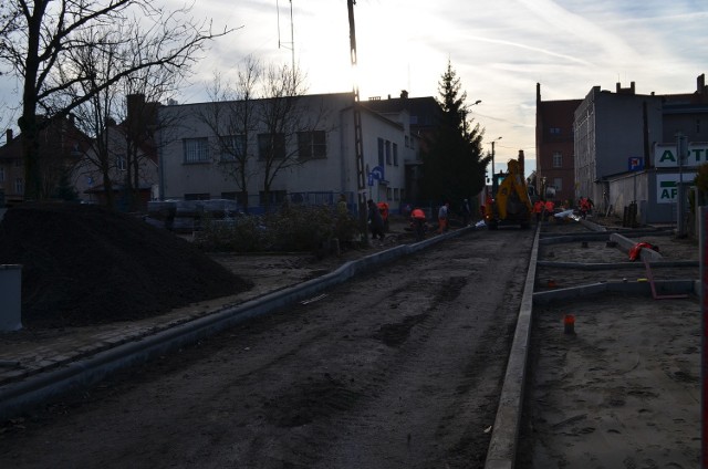 Został jeszcze odcinek drogi na ul. Pocztowej. W środę mają wylewać tam asfalt. Trzeba  zrobić  wszystkie prace  wykończeniowe i  kosmetyczne. Będą postawione także  lampy. Koniec blisko.