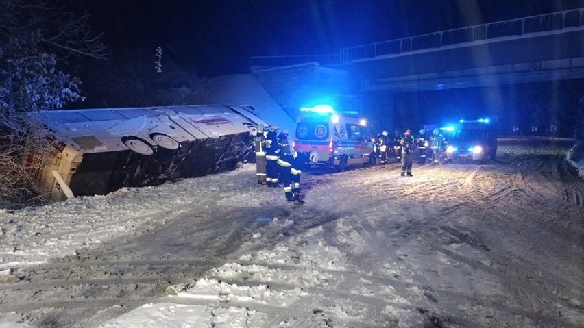 Powiat lubartowski. Autokar z pasażerami wypadł z drogi