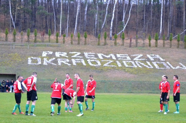 Beniaminek z Okradzionowa to największa pozytywna niespodzianka ligi. Przemsza pod wodzą znanego z boisk ekstraklasy zawodnika i grającego trenera Bogdana Pikuty odprawiała z kwitkiem rywali i kilka porażek w końcówce rundy zdecydowało o pięciopunktowej stracie do prowadzącego duetu Niwy-Cyklon. Jeśli zespół myśli jednak o awansie, to konieczne są wzmocnienia.