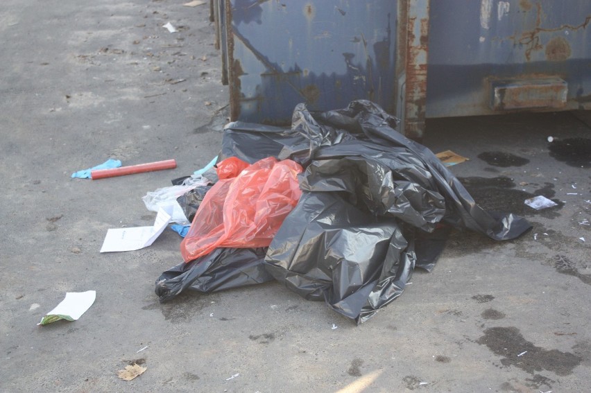 Pielęgniarki segregowały śmieci w Zawierciu