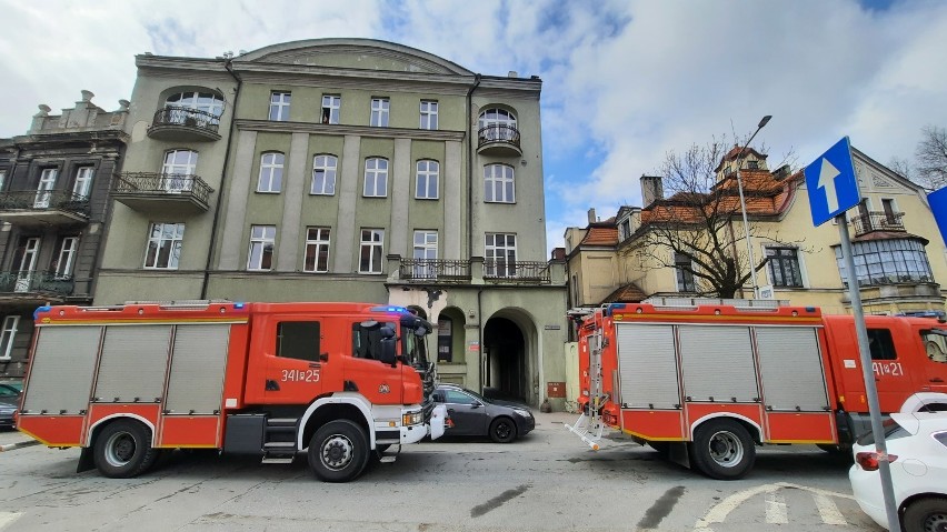 Kalisz: Strażacy wspierają medyków. Wozy strażackie niczym...