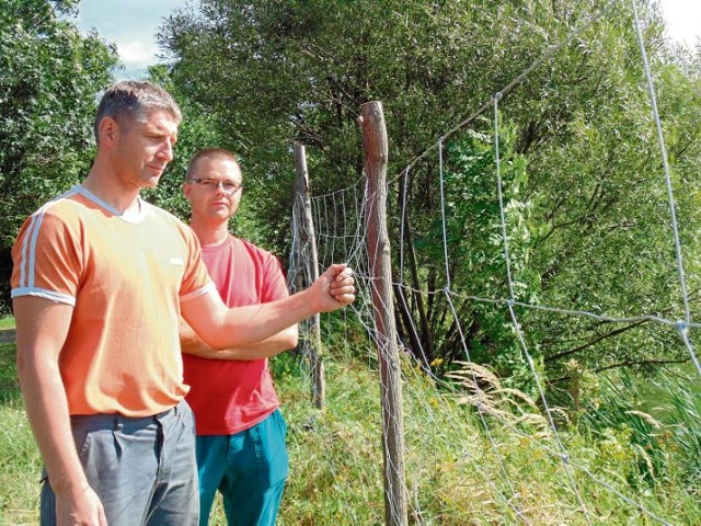 Wojciech Płonka, sołtys osady Stawy Grojeckie (z lewej) nie spodziewał się, że dzierżawca zagrodzi groble. Ma nadzieję, że niebawem siatki znikną. Na zdjęciu z Radosławem Kacorzykiem