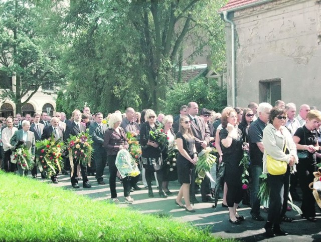 Kondukt żałobny przeszedł ulicami Wschowy. Marka Kozaczka pochowano na cmentarzu komunalnym przy ul. Czereśniowej (Fot. Anna Białęcka)