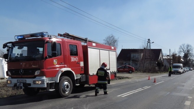 Wrocław: Pełczyńska zablokowana - ciężarówka &quot;zawisła&quot; nad rowem