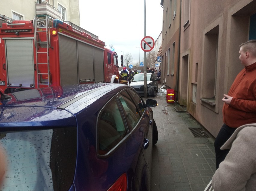 Wypadek przy ul. Kossaka w Lęborku. Auto wjechało na chodnik i uderzyło w pieszą. Kobieta trafiła do szpitala [ZDJĘCIA]