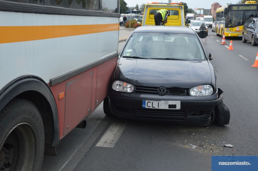 Volkswagen zderzył się z dwoma autobusami na ul. Okrzei we Włocławku [zdjęcia, wideo]