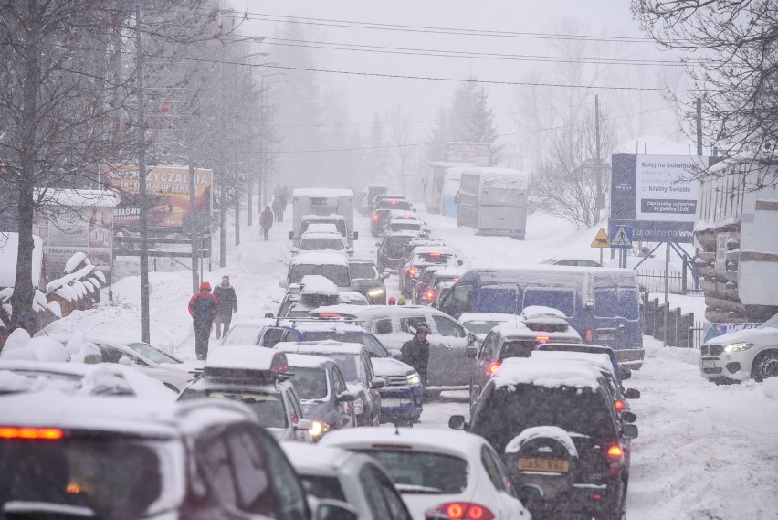 Zakopane totalnie sparaliżowane. Stoją wszystkie ulice miasta [ZDJĘCIA]