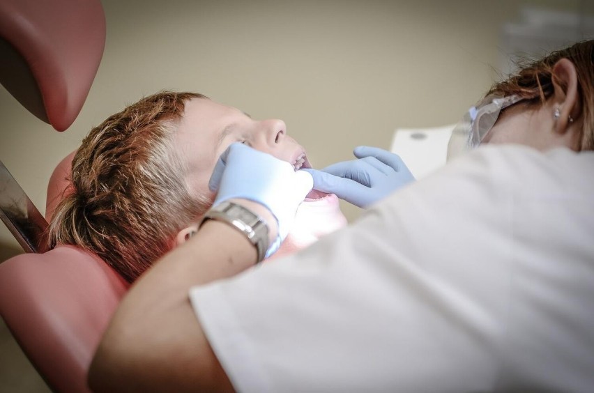 Higienistki stomatologiczne wykonują zabiegi profilaktyczne,...