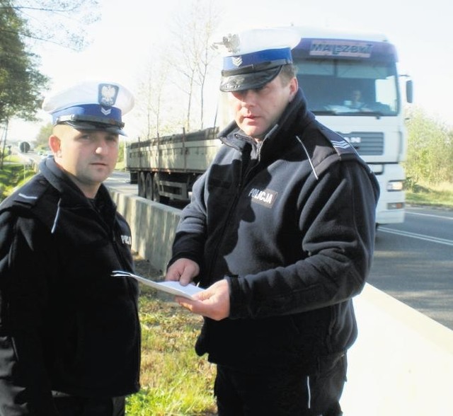 Sierżant sztabowy Leszek Polek i st. sierżant Bogdan Buczek są przekonani , że likwidacja starej betonowej bariery i  montaż nowej - pośrodku jezdni - uratują wielu kierowców