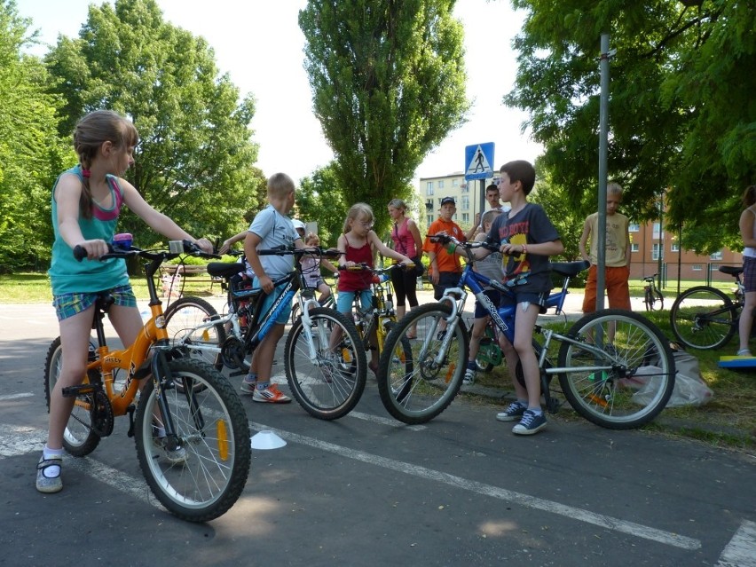 Wakacje na rowerze z MOSiR: Zawody i zabawy w Miasteczku Ruchu Drogowego [ZDJĘCIA]