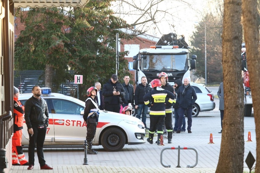 Mężczyzna chciał skoczyć ze słupa przy ul. Gazowej. Negocjatorom pomogła matka [ZDJĘCIA]