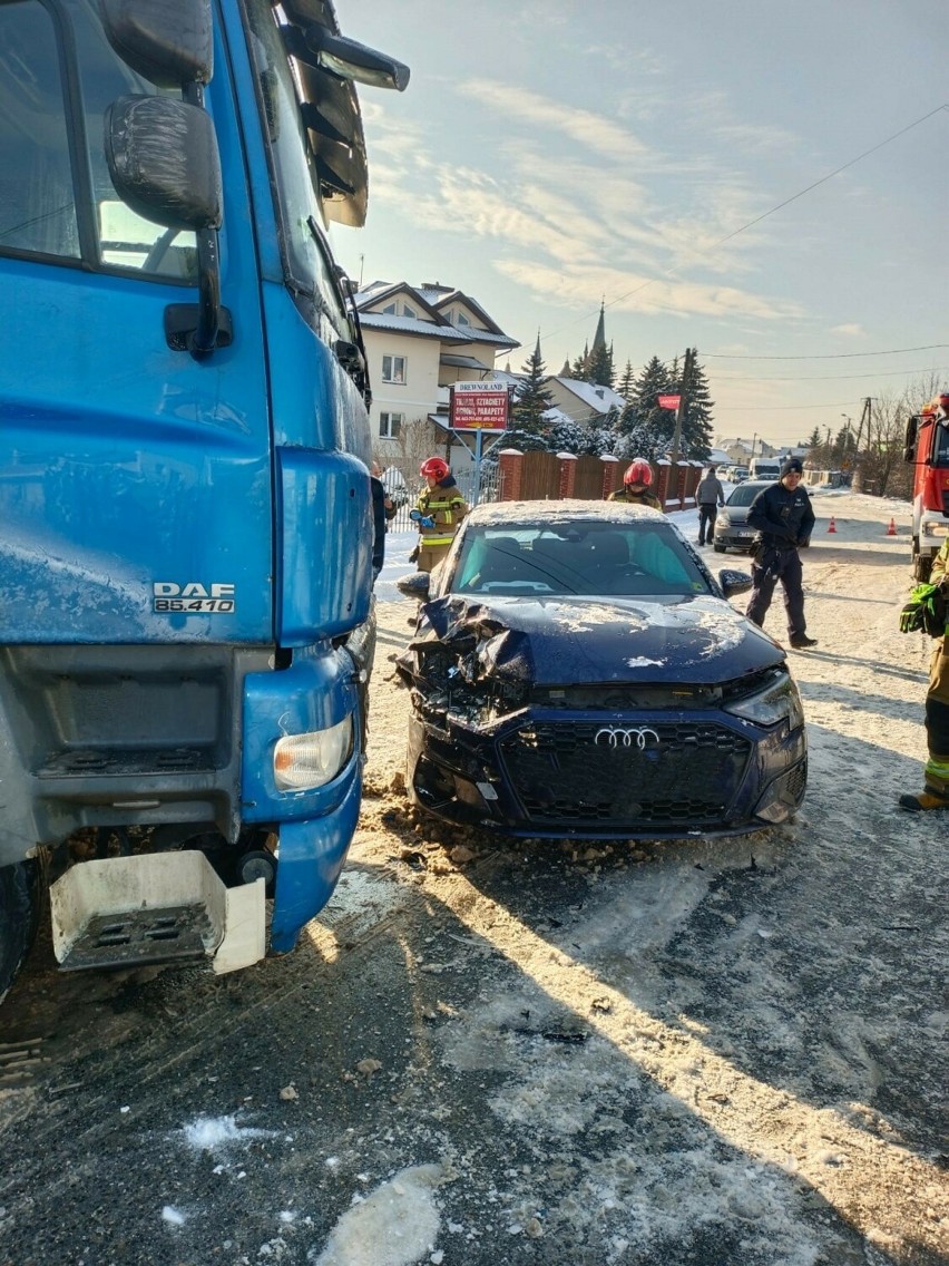 Audi zderzyło się z ciężarowym DAF-em na skrzyżowaniu dróg w...