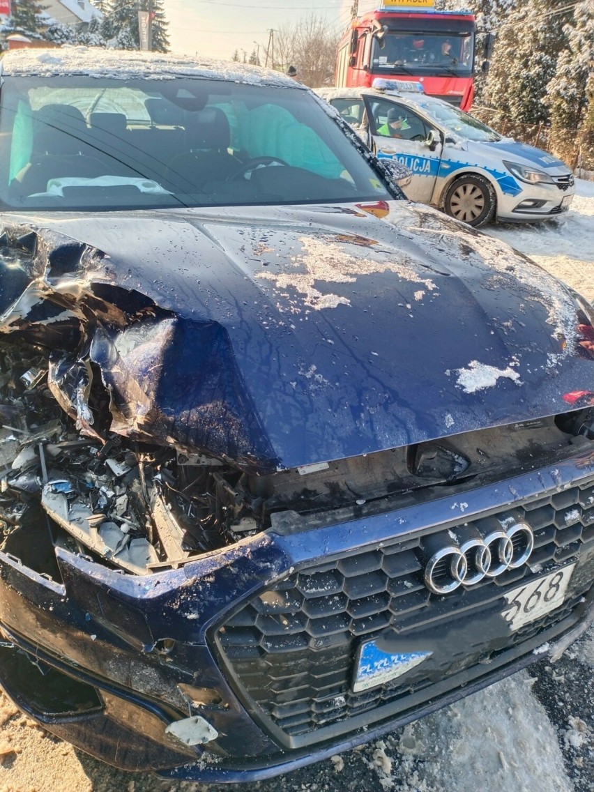 Audi zderzyło się z ciężarowym DAF-em na skrzyżowaniu dróg w...