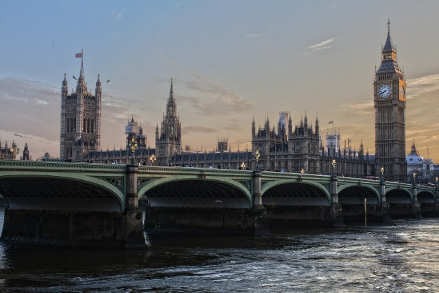 Rezerwując lot na stronie bluesky.pl lot do Londynu na przyszły tydzień wykupić możemy już od 39 zł. za jednego pasażera linią Ryanair. Londyn to miasto, które na pewno warta zobaczenia. Jest to stolica zarówno Anglii jak i całej Wielkiej Brytanii. Jest to miasto, które żyje całą dobę, nieważne która będzie godzina i tak możemy być pewni, że coś będzie się dookoła nas działo.