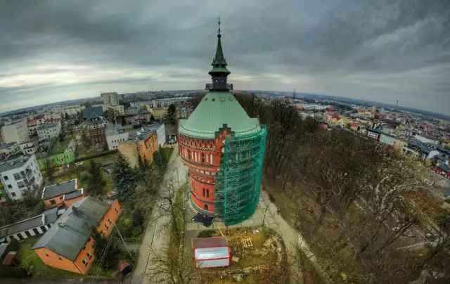 Wieża Ciśnień na Parku Henryka Dąbrowskiego w Bydgoszczy. Można podziwiać z niej piękną panoramę miasta. Zwiedzający będą mogli tu wrócić w sierpniu. W galerii zamieszczamy zdjęcia z drona.