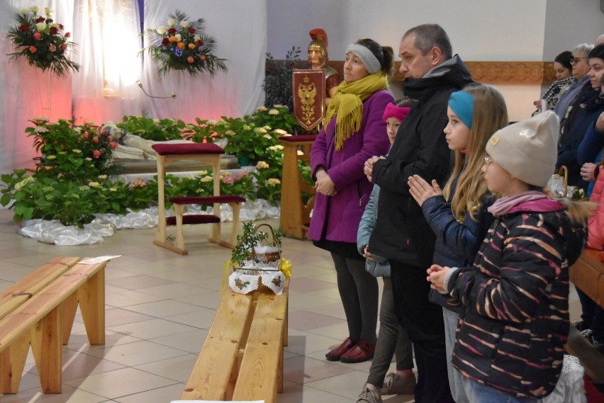 Na błogosławieństwo pokarmów w Wielką Sobotę do kościołów...