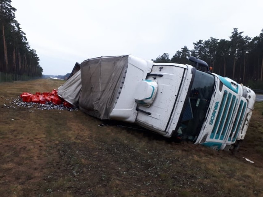 Na autostradzie A1 w Grupie przewróciła się ciężarówka z piwem [zdjęcia]