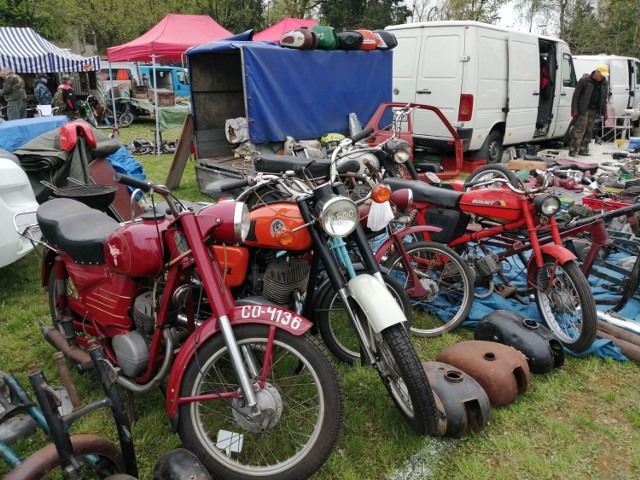 Aż tysiąc wystawców z całej Polski i zagranicy przybyło do Łodzi na popularną imprezę Moto Weteran Bazar. To rekord! Stadion Startu przy ul. św. Teresy pęka już w szwach i nie jest w stanie wszystkich pomieścić. Dlatego organizatorzy planują zmianę tej tradycyjnej lokalizacji. Na jaką? Tego jeszcze nie wiadomo.