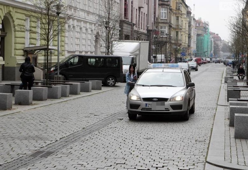 Samochody rozjechały nawierzchnię deptaku na ul. Kaszubskiej w Szczecinie [ZDJĘCIA]