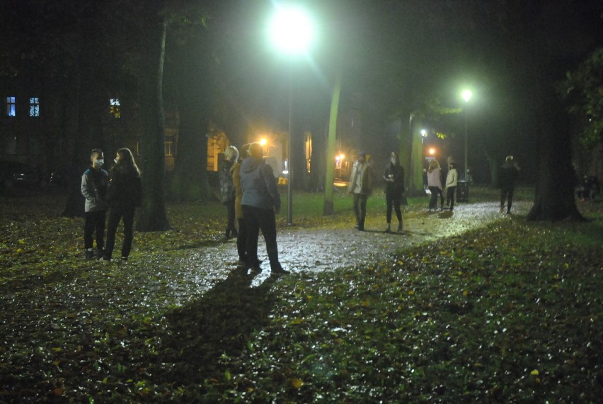 LESZNO. Strajk kobiet kolejny raz przeszedł ulicami miasta. Protestujący spotkali się przed urzędem wojewódzkim w Lesznie [ZDJĘCIA] 