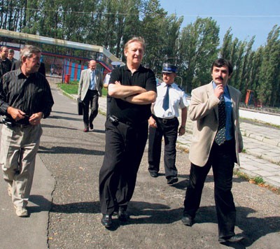 Damian Bartyla (z prawej, z wąsem) przez ostatnie lata zmienił  się bardziej niż stadion w Bytomiu
