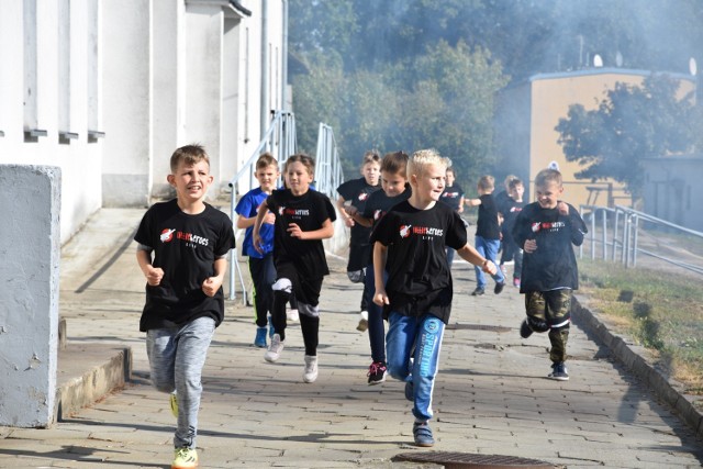 Uczniowie z Szubina  i Kowalewa  na trasie biegu z przeszkodami