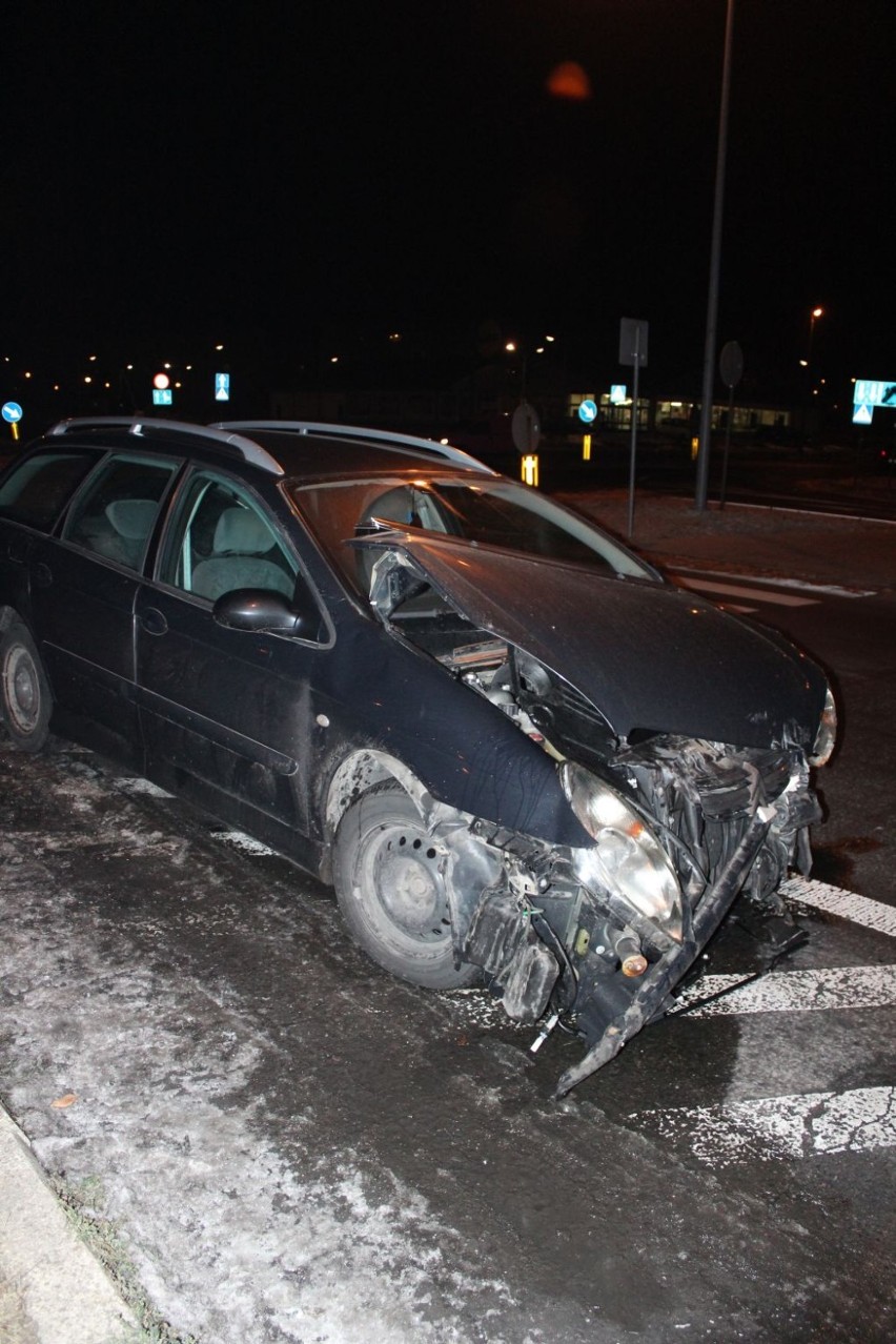 Kolizja citroena i renault'a na rondzie przy Lwowskiej i...