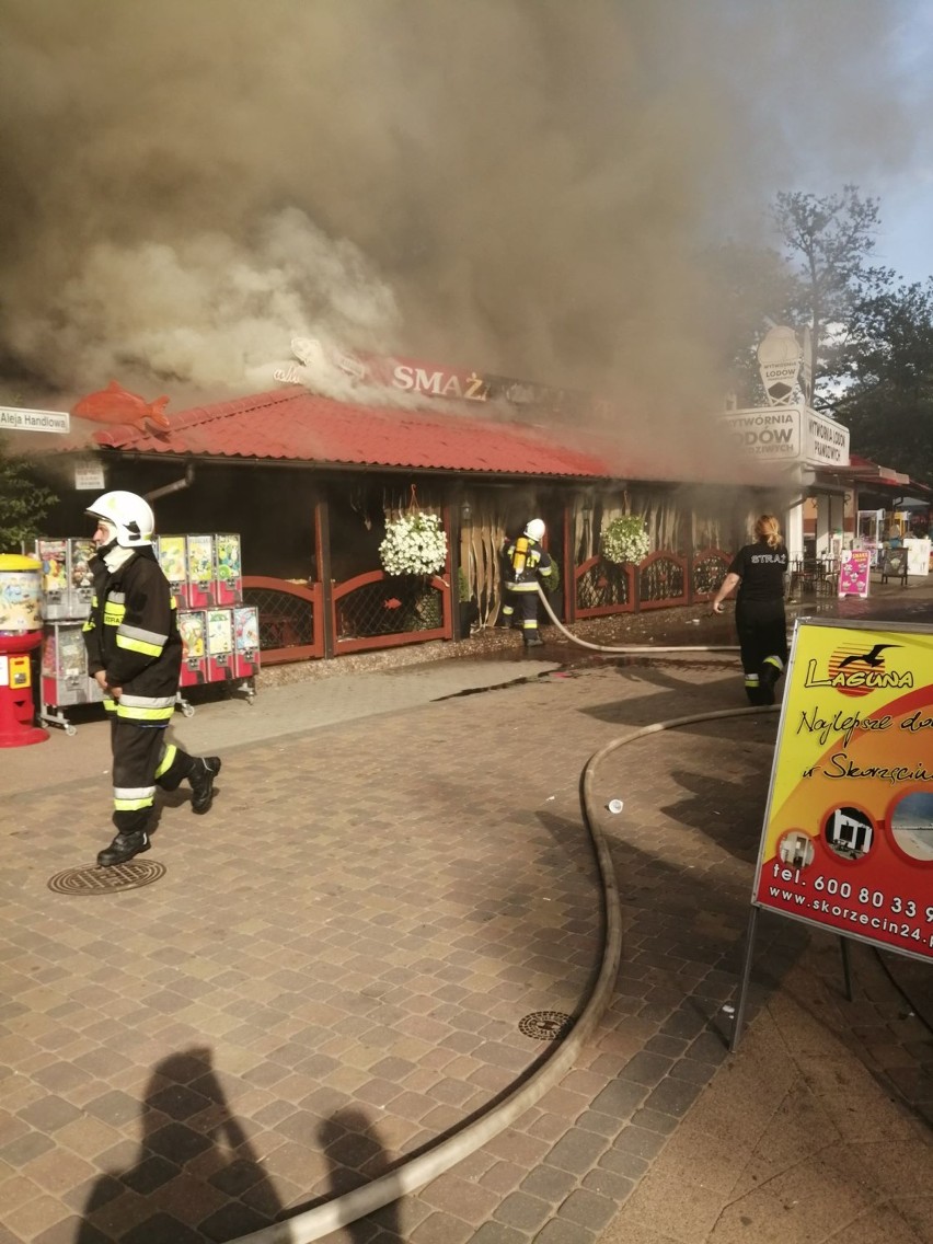 Pożar smażalni ryb w Skorzęcinie. Zagrożenie wybuchem, ewakuowano lokal gastronomiczny!