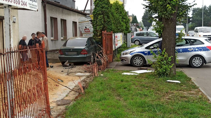 Kalisz: Młody kierowca zasnął za kierownicą. Zaparkował w ogrodzie... ZDJĘCIA