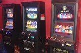 Limanowa. Policja zarekwirowała nielegalne automaty do gier hazardowych. Jeden z graczy miał przy sobie narkotyki
