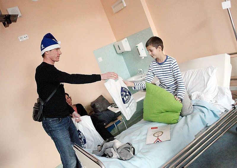 Piłkarze Ruchu Chorzów odwiedzili chore dzieci w Centrum Pediatrii i Onkologii [ZDJĘCIA]