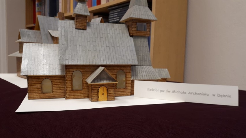 Piękna wystawa miniatur w bibliotece w Radawcu. Kiedy można ją zobaczyć? 