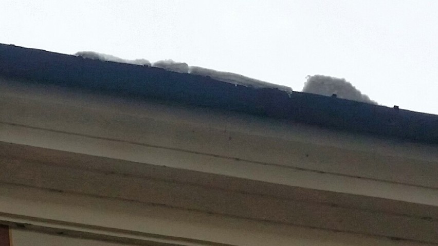 Bryła lodu z dachu niemal spadła na moją wnuczkę - alarmuje mieszkaniec Zamościa. Co na to zarządca budynku? 