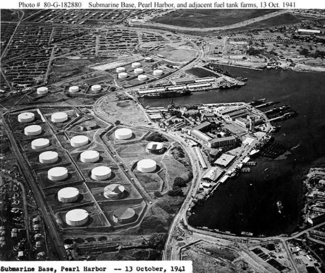 Pearl Harbor - baza amerykańskiej marynarki wojennej, niespełna dwa miesiące przed japońskim atakiem