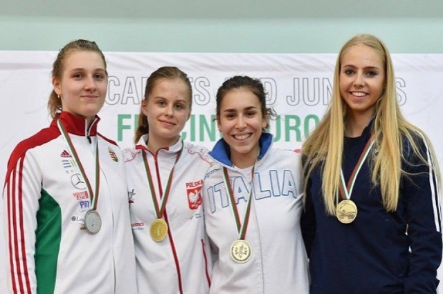 Siemianowiczanka Barbara Brych (druga od lewej), zawodniczka UKS „Wołodyjowski”, w marcu tego roku zdobyła złoty medal Mistrzostw Europy Kadetów w szpadzie w Bułgarii