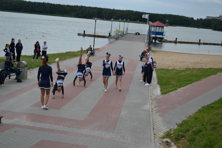 Czirliderki na plaży w Przechlewie i Człuchowie - pokaz kibicowania i akrobacji niemieckich "Panter"